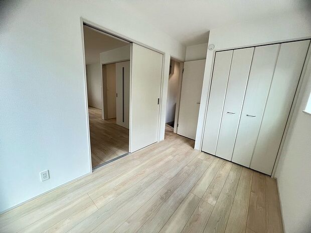 扉を開放するとLDKと洋室を一体利用できる空間！扉を閉めると独立した空間としても活用できます。 