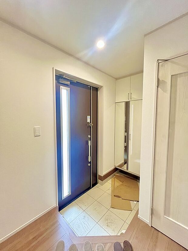 お宅の顔となる明るく開放的な玄関。ご家族皆様様の靴を収納できるスペースと全身鏡があり、お出掛け前に身だしなみチェックもできます。