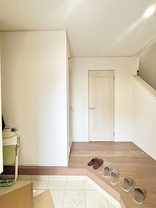 玄関はおうちの顔とも呼ばれる重要な場所！明るくスッキリと見える空間で住まう人を見送り、出迎えてくれます。 