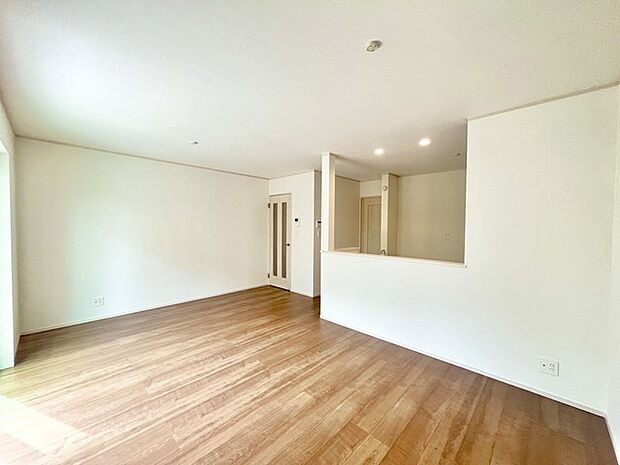 いつも家族の集まるリビングは広々とした15.18帖。通風・採光にも優れ、心安らぐ風と光がたえない空間。汎用性に富んだ居住スペースと、高揚感さえも与えてくれる住空間です。 