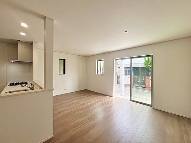 家族や友人、両親、親戚とこれから沢山の時間を紡ぐのだろう。そこを彩るのは窓から見える青い空、心地よい緑。そんなイメージが膨らむリビングスペース。