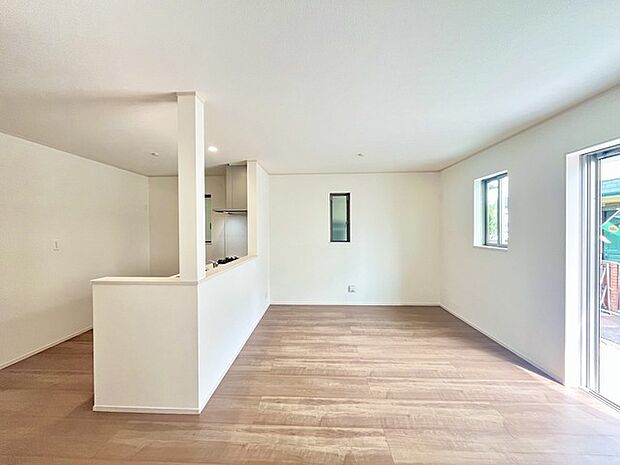 家族団欒のリビング。陽光差し込む食卓には家族の会話とスマイルが溢れます。いつまでもここで食卓を囲みたくなる、そう感じさせてくれるスペース。 