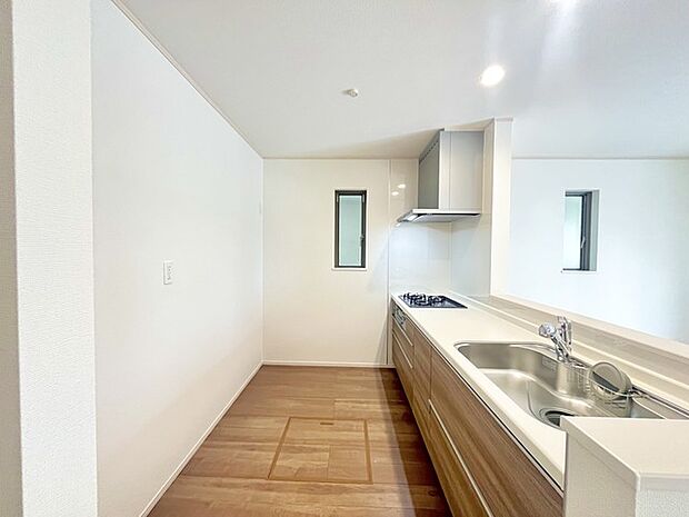 リビングにいる家族の顔が見渡せるカウンターキッチン。お料理もより一層おいしく、楽しく。食器棚を背面に設置しても十分な広さを確保しています。