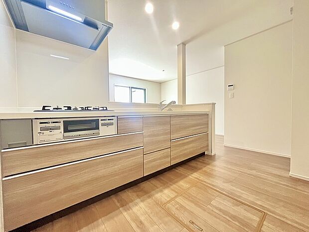 キッチンはオープンカフェスタイルだからリビングとの一体感はバッチリ。毎日のお料理時間も楽しくなりそうです。 