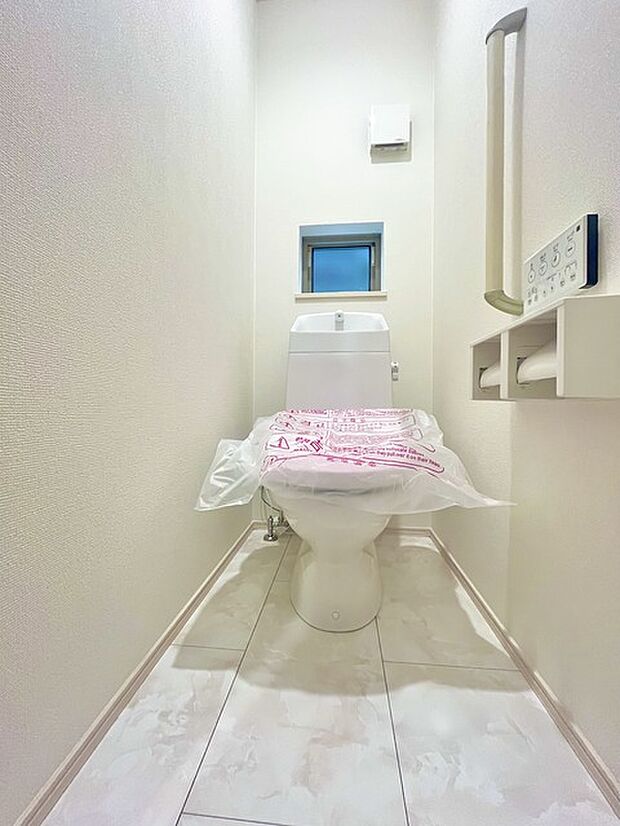 ウォシュレット機能付きのトイレ。換気のしやすい窓付きで、収納もあり実用性も兼ね備えた造り。 