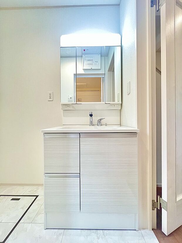 お出かけ前の身だしなみに一歩差がつく三面鏡。ミラー裏にはたっぷり収納もございます。