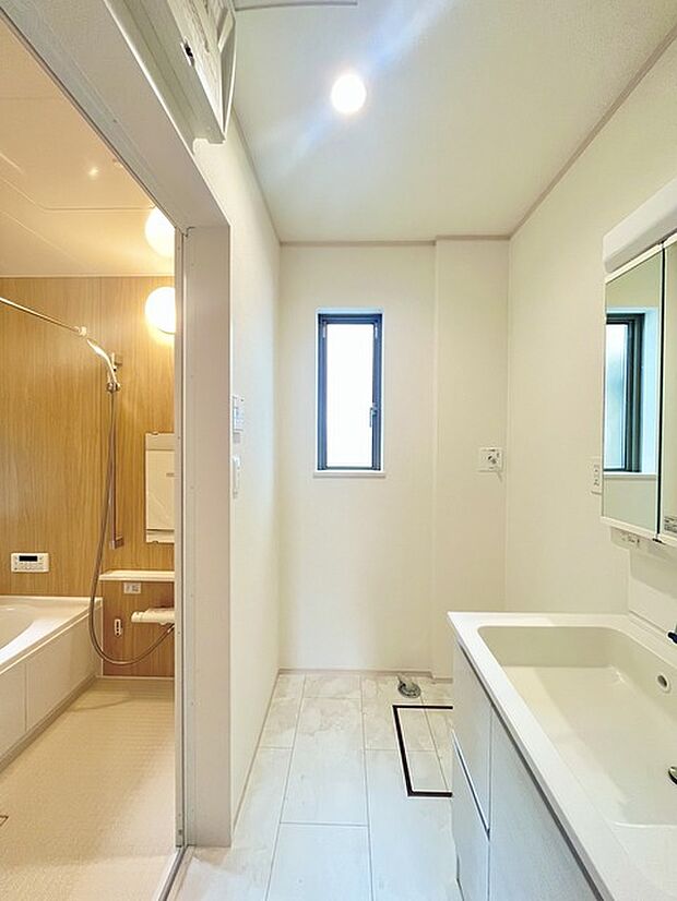 使い勝手の良い洗面台、窓があることで換気もしやすく清潔感のある空間を保てます。 