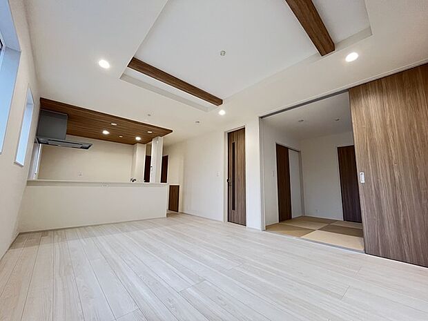 扉を開放するとLDKと洋室を一体利用できる空間！扉を閉めると独立した空間としても活用できます。 