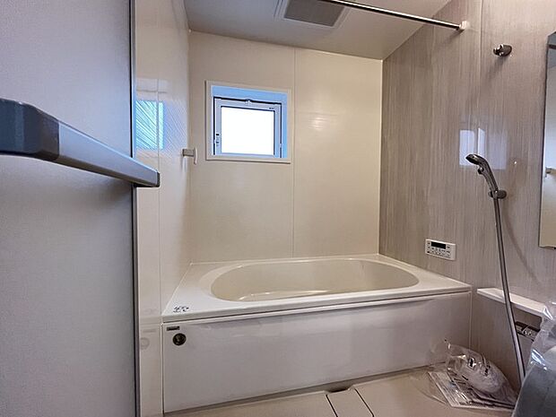 落ち着いた色味の浴室で1日の疲れをゆっくりと癒してください。 