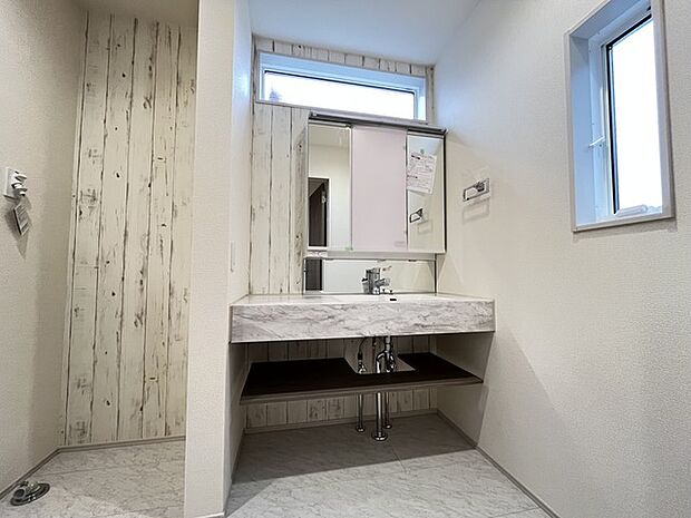 お出かけ前の身だしなみに一歩差がつく三面鏡。ミラー裏にはたっぷり収納もございます。 