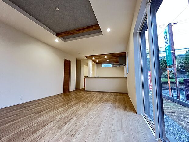 家族団欒のリビング。陽光差し込む食卓には家族の会話とスマイルが溢れます。いつまでもここで食卓を囲みたくなる、そう感じさせてくれるスペース。 