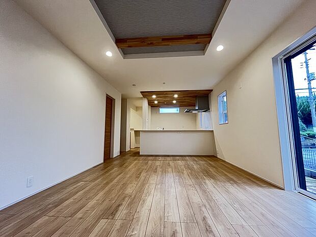 いつも家族の集まるリビングは広々とした19.9帖。通風・採光にも優れ、心安らぐ風と光がたえない空間。汎用性に富んだ居住スペースと、高揚感さえも与えてくれる住空間です。 