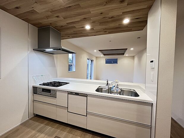 人工大理石を使用したシステムキッチン。永く傷つきにくく、お手入れもしやすい高機能性です。 