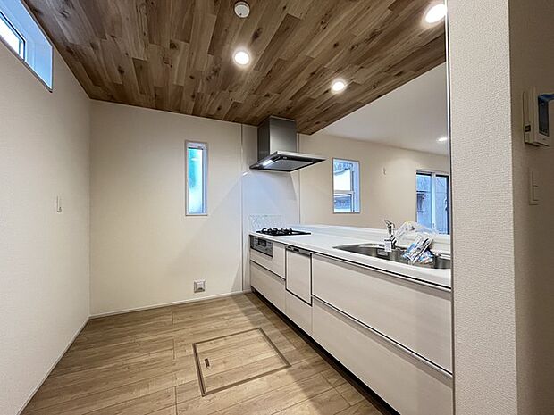 リビングにいる家族の顔が見渡せるカウンターキッチン。お料理もより一層おいしく、楽しく。食器棚を背面に設置しても十分な広さを確保しています。 