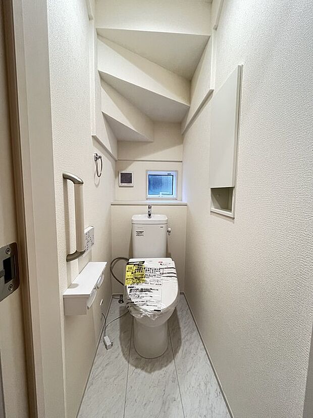 ウォシュレット機能付きのトイレ。収納もあり実用性も兼ね備えた造り。 