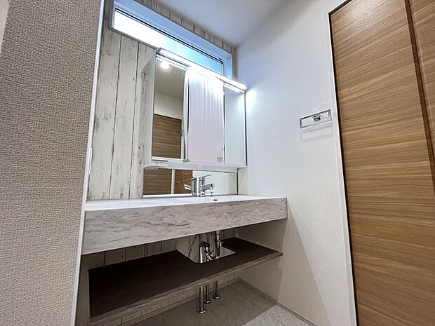 ゆとりの洗面スペースで朝の身支度もスムーズに行えます。 