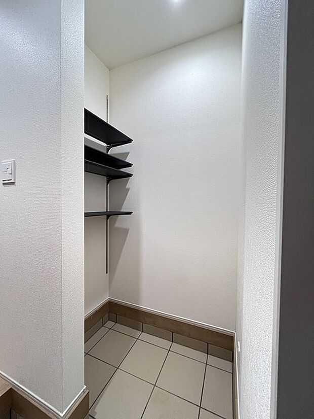 土間収納付きでベビーカーやゴルフバック、お子様のおもちゃもスッキリ収納できます。 