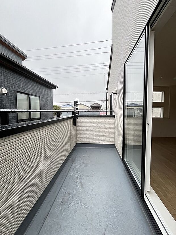 窓から眺める風景は一日の疲れを癒すヒーリングを奏でる、心地の良い時間を演出してくれます。室内も重要ですが、周りの環境もマイホーム選びの大事なポイント 