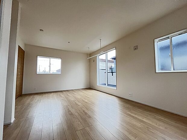 今からここを誰のお部屋にしようか、そんな洋室。大きさは11帖です。 