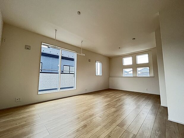 窓が多く開放的なお部屋です