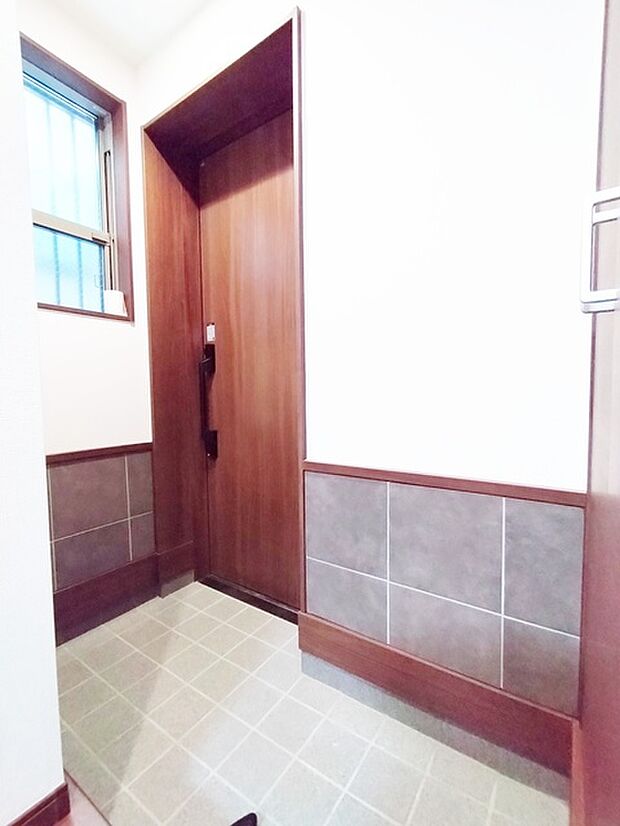 明るく開放的な玄関、靴の脱ぎ履きもしやすく、収納も豊富でご家族皆様の靴をスッキリ収納できます。