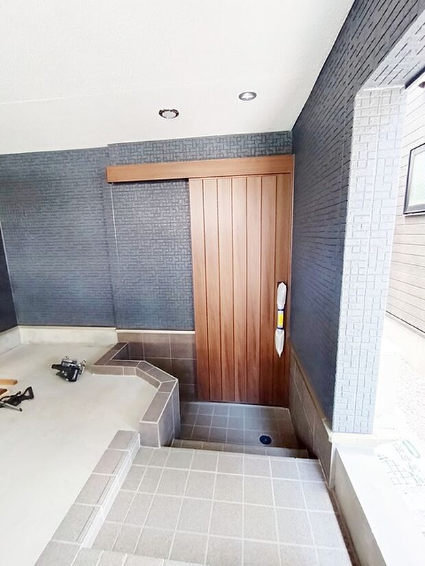 玄関はおうちの顔とも呼ばれる重要な場所！明るくスッキリと見える空間で住まう人を見送り、出迎えてくれます。 