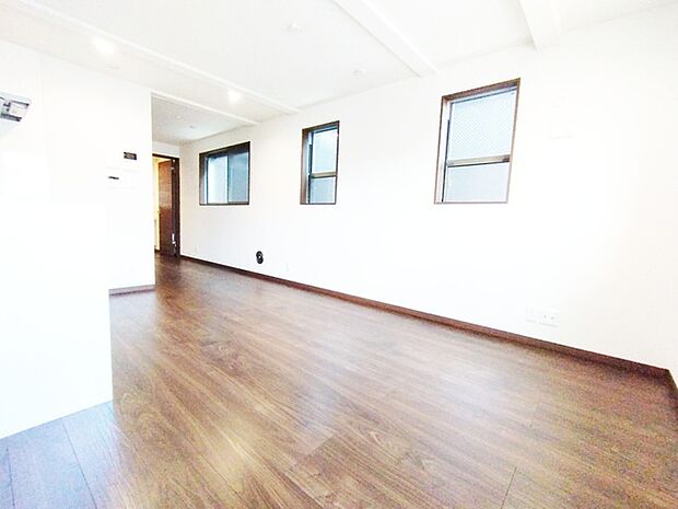 家族が一番集まる場所だから広々としつつも素敵な空間であって欲しい。皆がくつろぐリビングからキッチンまでが一つに繋がる空間。