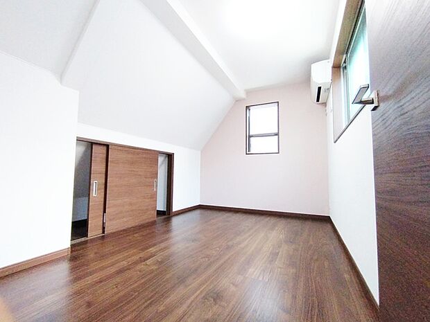 ゆとりのある寝室、陽光が入りやすく朝の目覚めも気持ち良く起こしてくれます。  