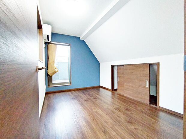 衣類の整理整頓に嬉しいクローゼット付きのお部屋。お子様のお部屋としても便利です。 