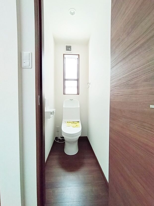 ウォシュレット機能付きのトイレ。換気のしやすい窓付きで、収納もあり実用性も兼ね備えた造り。 