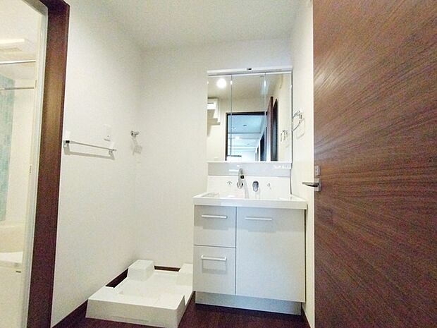 ゆとりの洗面スペースで朝の身支度もスムーズに行えます。 