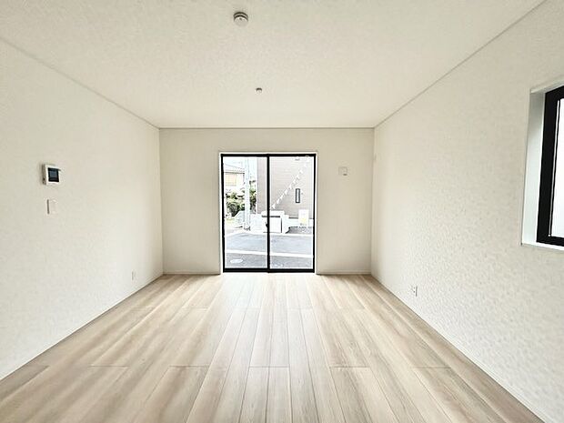 家族や友人、両親、親戚とこれから沢山の時間を紡ぐのだろう。そこを彩るのは窓から見える青い空、心地よい緑。そんなイメージが膨らむリビングスペース。 