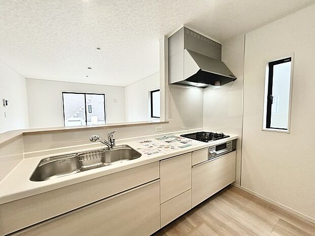 家族が一番集まる場所だから広々としつつも素敵な空間であって欲しい。皆がくつろぐリビングからキッチンまでが一つに繋がる空間。 