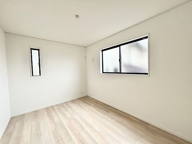 2面採光を確保した明るい室内は、爽やかな風を感じる居心地の良い空間です。 