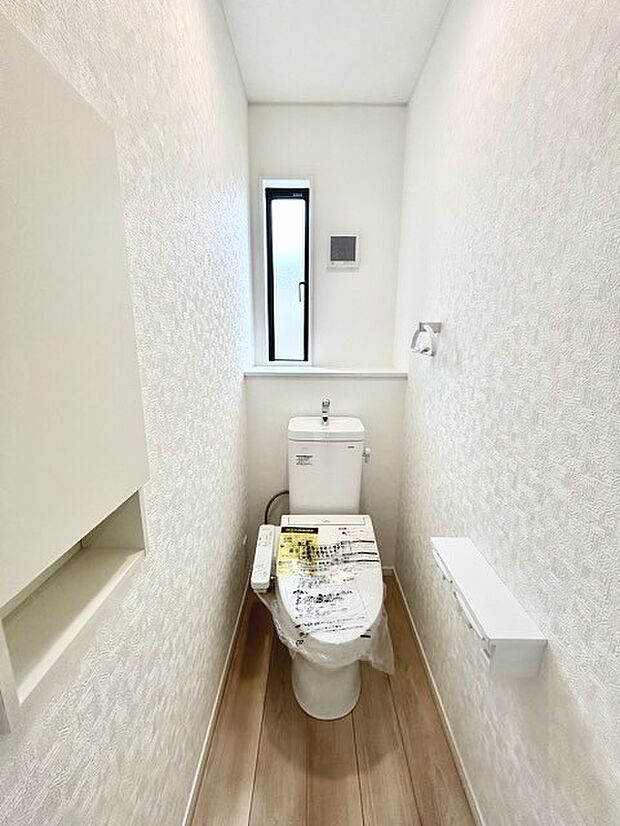 ウォシュレット機能付きのトイレ。換気のしやすい窓付きで、収納もあり実用性も兼ね備えた造り。 