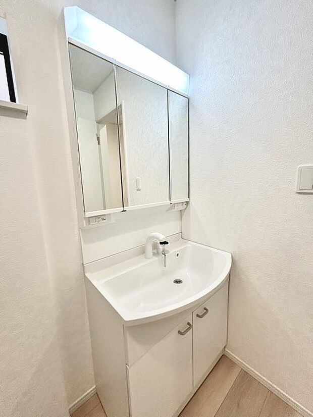 お出かけ前の身だしなみに一歩差がつく三面鏡。ミラー裏にはたっぷり収納もございます。 