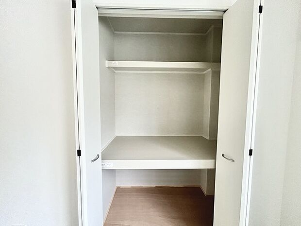 広々収納で、仕事着、普段着をまとめて収納できます。 