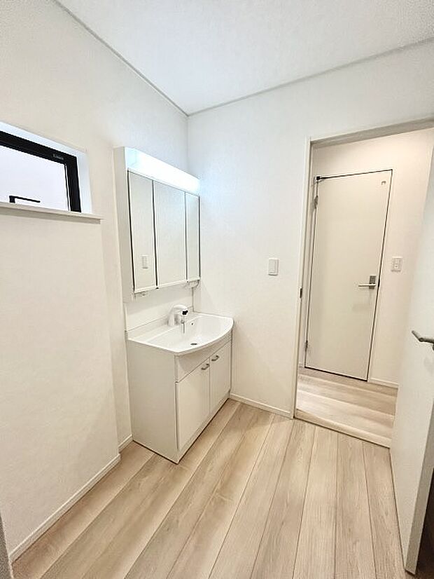 ゆとりの洗面スペースで朝の身支度もスムーズに行えます。