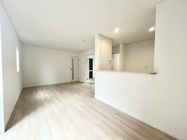 家族の集うリビングには色々な方向から光が差し込む設計に。家族のコミュニケーションが弾むスポットだから明るい雰囲気であってほしい。