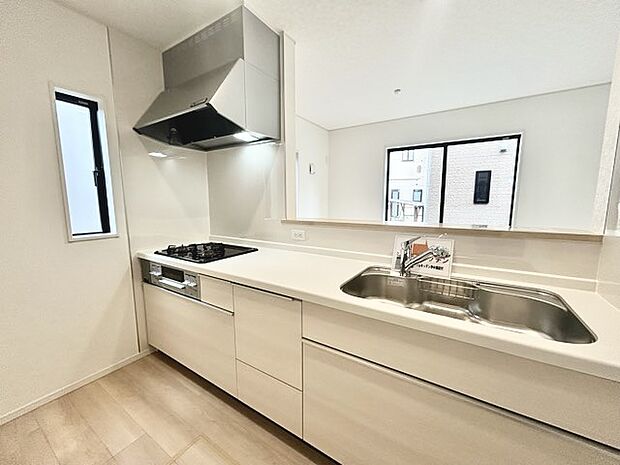 家族団欒のリビング。陽光差し込む食卓には家族の会話とスマイルが溢れます。いつまでもここで食卓を囲みたくなる、そう感じさせてくれるスペース。