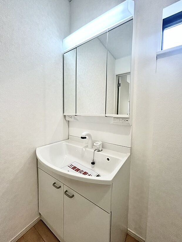 お出かけ前の身だしなみに一歩差がつく三面鏡。ミラー裏にはたっぷり収納もございます。