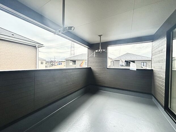 プライバシーを確保しやすい広々としたインナーバルコニー。雨天時でも洗濯物が濡れることなく安心です。