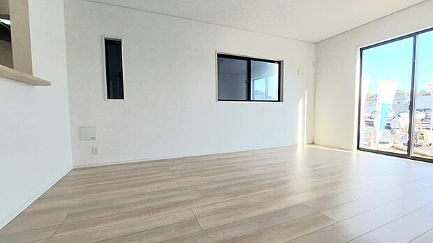 大きな開口部から明るい光が差し込むリビング。日中の室内の明るさがこの部屋の魅力です。 