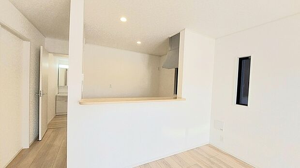 リビングにいる家族の顔が見渡せるカウンターキッチン。お料理もより一層おいしく、楽しく。食器棚を背面に設置しても十分な広さを確保しています。 