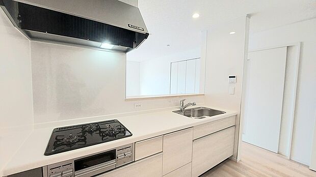 リビングにいる家族の顔が見渡せるカウンターキッチン。お料理もより一層おいしく、楽しく。食器棚を背面に設置しても十分な広さを確保しています。  