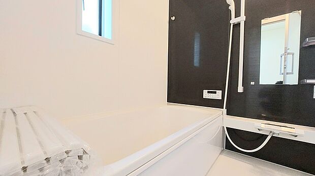 花粉や雨の日、寒い冬の時期に嬉しい浴室乾燥機。換気機能で入浴時に湿気を換気しカビの防止にもなります。  