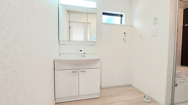 使い勝手の良い洗面台、窓があることで換気もしやすく清潔感のある空間を保てます。 