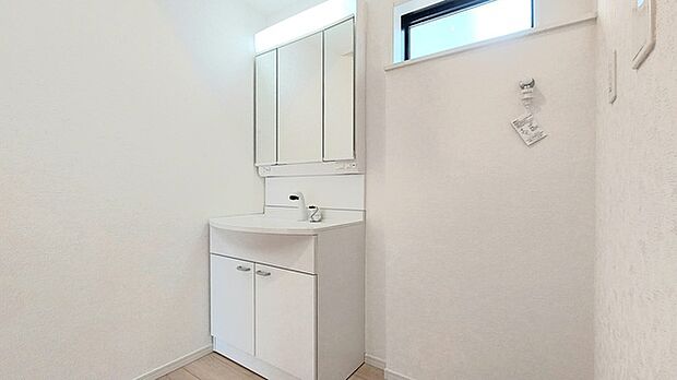 お出かけ前の身だしなみに一歩差がつく三面鏡。ミラー裏にはたっぷり収納もございます。 