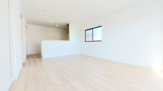 どんな家具にでも相性が良い清潔感ある白色調のクロスを採用。主張しすぎない配色、耐久性にも優れた床材は日々のメンテナンスも楽に、快適に過ごして頂けるよう考えられています。 