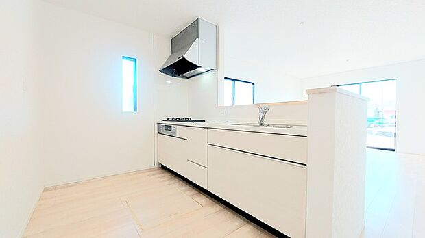 家族団欒のリビング。陽光差し込む食卓には家族の会話とスマイルが溢れます。いつまでもここで食卓を囲みたくなる、そう感じさせてくれるスペース。 